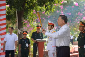Tổng Bí thư, Chủ tịch nước Tô Lâm dâng hương tưởng niệm các Anh hùng liệt sĩ tại Công viên Lê Thị Riêng (TPHCM).