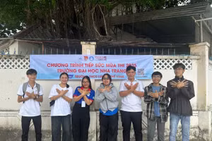 Sinh viên tình nguyện Trường Đại học Nha Trang tại điểm thi Trường THCS Lương Thế Vinh.