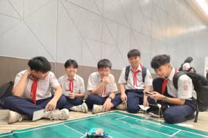 Học sinh Trường THCS Trần Văn Ơn trải nghiệm hoạt động STEM. Ảnh: L.N