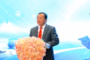 Ông Lê Văn Hẳn - Chủ tịch UBND tỉnh Tây Ninh phát biểu tại hội nghị. 