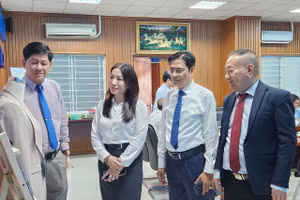 Bà Lê Thị Hằng, Phó Cục trưởng Cục Giáo dục nghề nghiệp và Giáo dục thường xuyên (Bộ GD&ĐT) cùng các thầy xem sản phẩm của thí sinh xuất sắc.