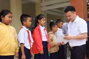 Nhà báo Triệu Ngọc Lâm - Tổng Biên tập Báo Giáo dục và Thời đại trao học bổng cho các em học sinh