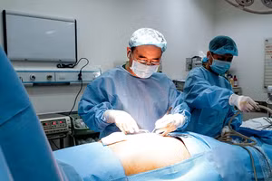 ThS.BS.CKI Lê Thanh Quang thực hiện ca phẫu thuật.