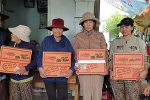 Sản phẩm đến với bà con vùng lũ Đắk Lắk.