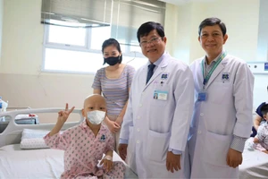 Bệnh nhân xuất viện sau 5 lần xạ trị.