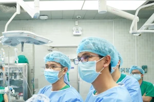 Ekip thực hiện phẫu thuật. 