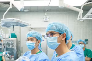 Ekip thực hiện phẫu thuật. 