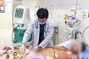 Bác sĩ thăm khám cho bệnh nhân. 