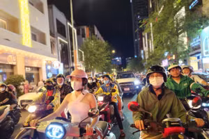 Nhiều tuyến đường trung tâm Quận 1 kẹt xe vào các ngày lễ. (Ảnh: L.N)