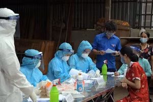 Nhân viên y tế phòng chống dịch COVID-19, năm 2021.