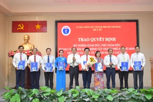 Giám đốc Sở Y tế trao quyết định bổ nhiệm Ban Giám đốc HCDC.