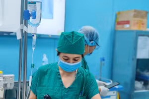 BS.CKI Nguyễn Thị Thanh Trúc - Bệnh viện Bình Dân đang tiến hành gây mê cho người bệnh tại Côn Đảo. (Ảnh: BVCC)