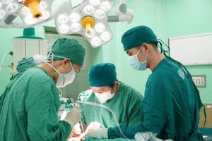 Ekip thực hiện phẫu thuật. 