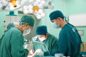 Ekip thực hiện phẫu thuật. 