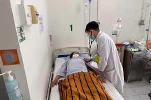 Bác sĩ thăm khám cho bệnh nhân mắc bệnh giun lươn.