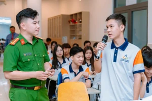 Đại úy Nguyễn Anh Quân - Phòng Cảnh sát Hình sự Công an TPHCM tuyên truyền tại Trường CĐ Du lịch Sài Gòn. 