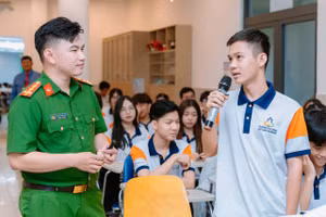 Đại úy Nguyễn Anh Quân - Phòng Cảnh sát Hình sự Công an TPHCM tuyên truyền tại Trường CĐ Du lịch Sài Gòn. 