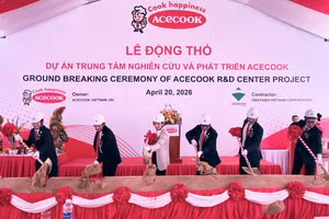 Ban lãnh đạo công ty cùng các đối tác tiến hành nghi thức trong buổi Lễ động thổ.