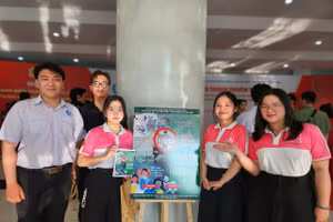 Đội dự thi của Trường Đại học Công Nghiệp TPHCM.