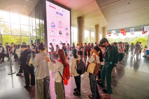 Sinh viên tham gia hội thảo chuyên đề “Mỹ phẩm: Từ công bố, sản xuất đến đảm bảo chất lượng”.