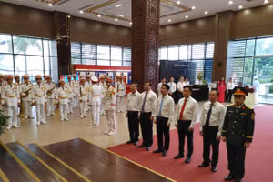 Lãnh đạo TPHCM viếng nghĩa trang liệt sĩ trước thềm Đại hội Đảng bộ thành phố