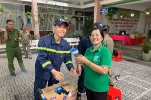 Nhiều phần quà được Đoàn thanh niên PC07 gửi đến người dân. 