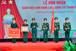 Khoa Hồi sức Tích cực - Bệnh viện Quân y 175 đón nhận danh hiệu Anh hùng Lực lượng Vũ trang Nhân dân. 