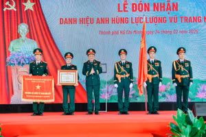 Khoa Hồi sức Tích cực - Bệnh viện Quân y 175 đón nhận danh hiệu Anh hùng Lực lượng Vũ trang Nhân dân. 