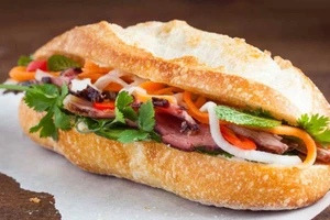 Nhiều người nghi ngộ độc thực phẩm sau khi ăn bánh mì. (Ảnh minh họa: ITN)