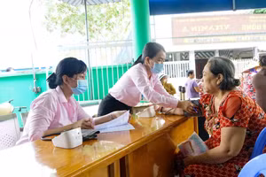 Kiểm tra huyết áp cho người dân tại xã Thạnh An (TPHCM).