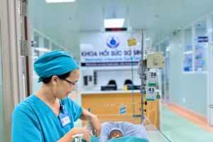 Em bé thứ 3 được can thiệp thông tim xuyên bào thai chào đời khỏe mạnh ở tuần thai 35. (Ảnh: BVCC)