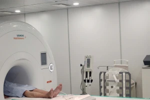 Một bệnh nhân đang được chụp cộng hưởng từ MRI 3.0 Tesla.