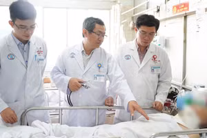 Bác sĩ thăm khám cho bệnh nhân. (Ảnh: BVCC)