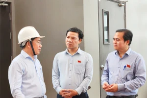 Đoàn khảo sát do ông Cao Thanh Bình (bìa phải) làm trưởng đoàn. Ảnh: Lâm Ngọc