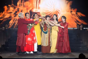 Ekip bộ phim Mưa Đỏ nhận giải "Tinh hoa điện ảnh".