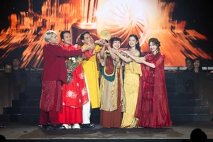 Ekip bộ phim Mưa Đỏ nhận giải "Tinh hoa điện ảnh".