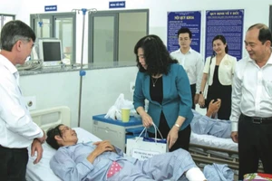 Bộ trưởng Bộ Y tế Đào Hồng Lan thăm và làm việc tại Côn Đảo (TPHCM).
