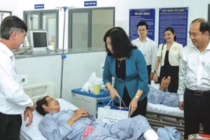 Bộ trưởng Bộ Y tế Đào Hồng Lan thăm và làm việc tại Côn Đảo (TPHCM).