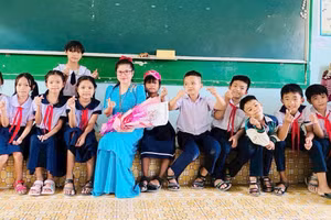 Cô Thanh Thị Thùy Hương cùng học sinh lớp 4B - Trường Tiểu học Phan Thanh 1. Ảnh: NVCC