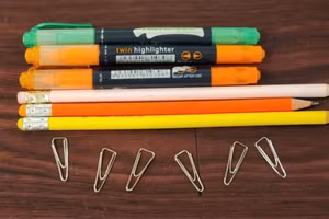 Một số dấu hiệu và triệu chứng về chứng OCD như giữ đồ đạc thật gọn hay theo một thứ tự đặc biệt, sợ vi trùng, lo lắng về tình dục…