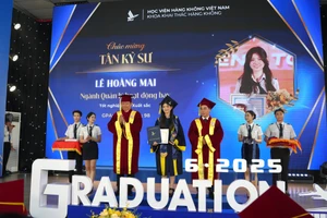 Sinh viên Lê Hoàng Mai, khóa 2021 - ngành Quản lý hoạt động bay nhận bằng tốt nghiệp.