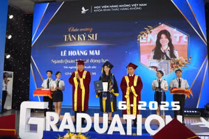 Sinh viên Lê Hoàng Mai, khóa 2021 - ngành Quản lý hoạt động bay nhận bằng tốt nghiệp.