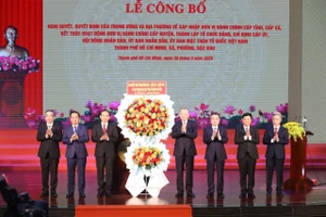 Tổng Bí thư Tô Lâm tặng hoa của Ban Chấp hành Trung ương Đảng, Quốc hội, Chính phủ, Ủy ban Trung ương MTTQ Việt Nam nhân sự kiện công bố và ra mắt Đảng bộ TPHCM. (Ảnh: Ngô Tùng)