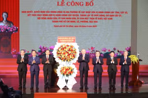 Tổng Bí thư Tô Lâm tặng hoa của Ban Chấp hành Trung ương Đảng, Quốc hội, Chính phủ, Ủy ban Trung ương MTTQ Việt Nam nhân sự kiện công bố và ra mắt Đảng bộ TPHCM. (Ảnh: Ngô Tùng)