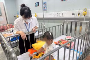 Em bé đang được điều trị tích cực tại Bệnh viện Nhi đồng 1 (TPHCM).