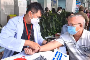 Người cao tuổi ở phường Gò Vấp (TPHCM) thăm khám sức khỏe năm 2025. 