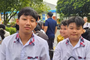 Vũ Anh Đức cùng các bạn trong ngày khai giảng.