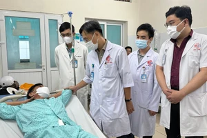 Các bác sĩ thăm khám người bệnh sau phẫu thuật. (Ảnh: BVCC)