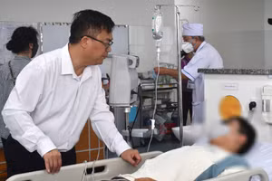 Ông Hoàng Vũ Thảnh, Chủ tịch UBND TP Vũng Tàu đến thăm hỏi, động viên các bệnh nhân nghi ngộ độc thực phẩm do ăn bánh mì. 