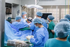 Ê-kíp thực hiện ca phẫu thuật.